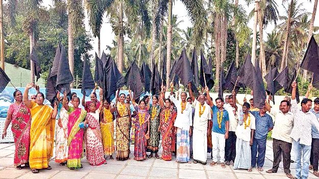  నల్లజెండాలతో నిర్వాసితుల నిరసన