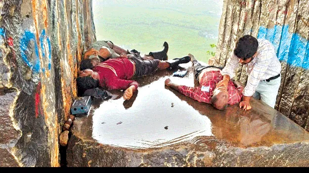   కార్మికులపై పిడుగు