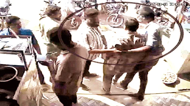 పిలిచారు.. ఎత్తుకెళ్లారు!