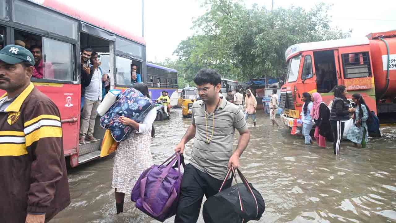 Flood Hits MGBS: హైదరాబాద్‌లో భారీ వర్షాలు.. జలదిగ్బంధంలో ఎమ్‌జీబీఎస్‌.. 