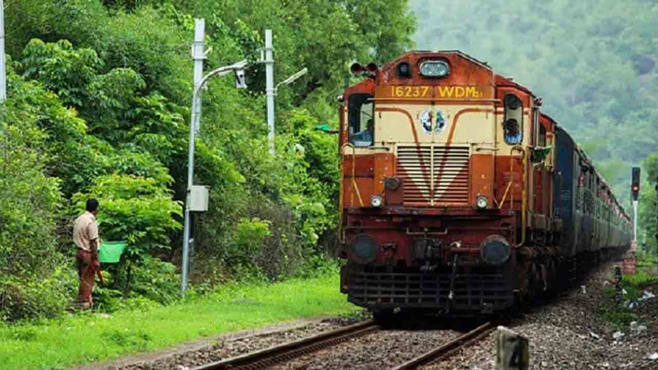 Railway stones: రైలు పట్టాల మధ్యలో కంకర రాళ్ళు ఎందుకు వేస్తారో తెలుసా..?