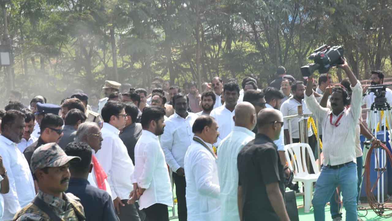 Ande Sri Final Rites:  ప్రభుత్వ లాంఛనాలతో కవి అందెశ్రీ అంత్యక్రియలు.. పాడె మోసిన ముఖ్యమంత్రి రేవంత్..