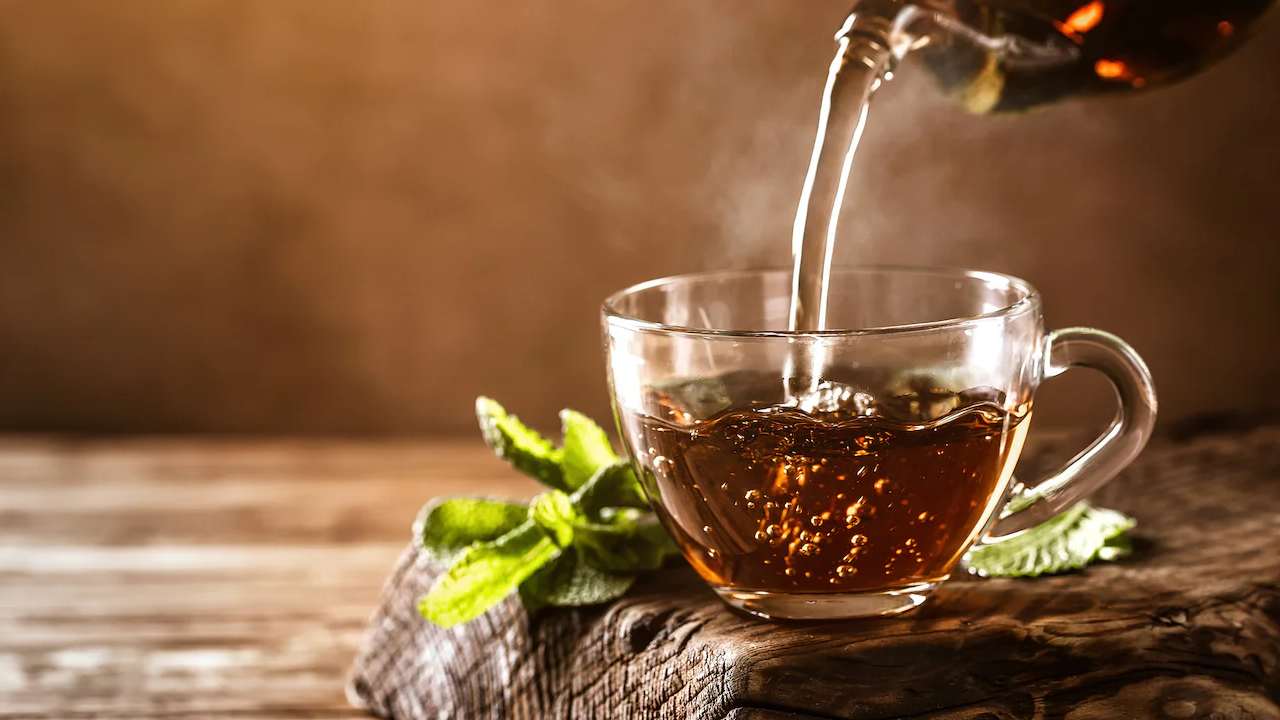 Indian Tea: భారతీయులు టీలో పాలు ఎందుకు కలుపుకుంటారో తెలుసా
