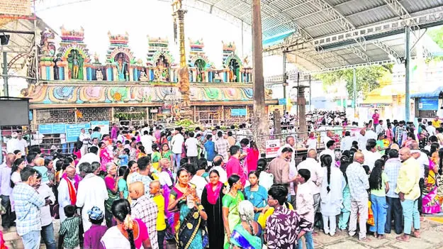 GOD: నారసింహుడి దర్శనానికి పోటెత్తిన భక్తులు 