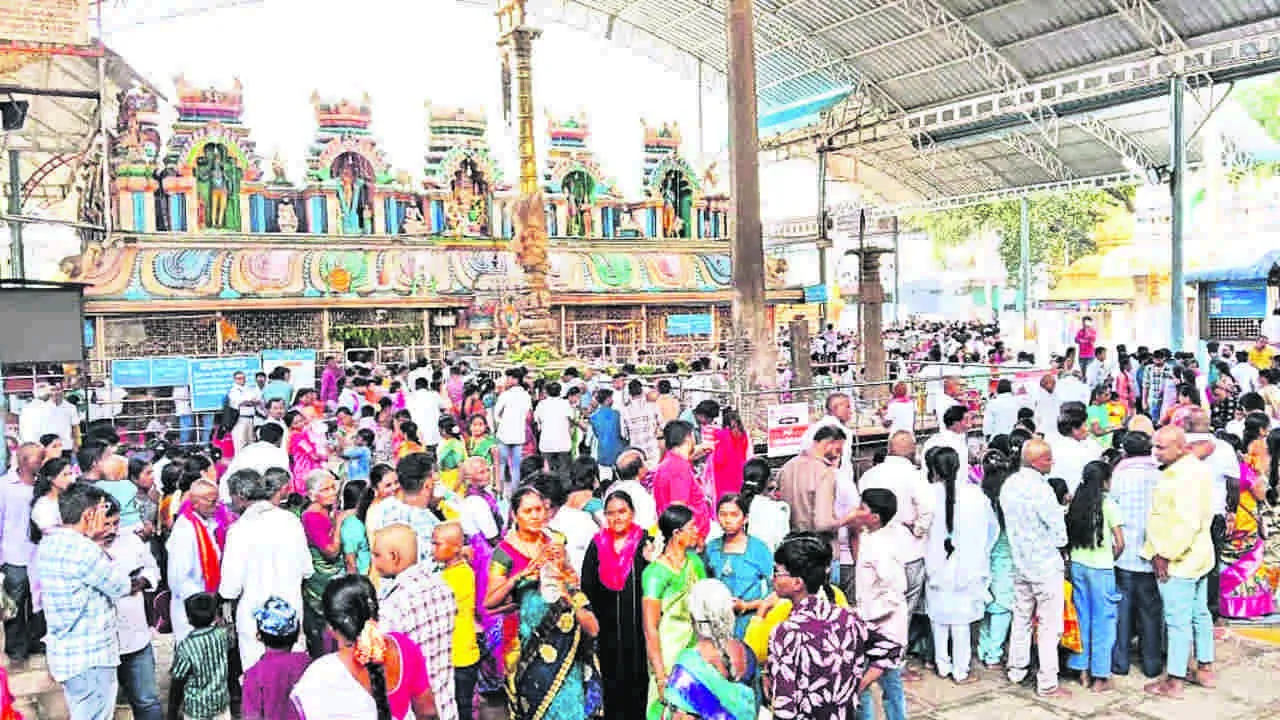 GOD: నారసింహుడి దర్శనానికి పోటెత్తిన భక్తులు 