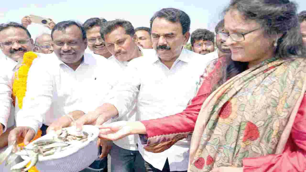 మత్స్యకారుల ఆర్థికాభివృద్ధే లక్ష్యం 