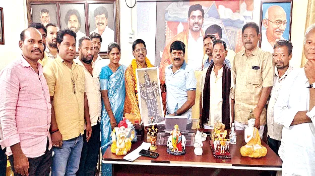 ఉపాధ్యాయుడ్ని అభినందించిన ఎమ్మెల్యే