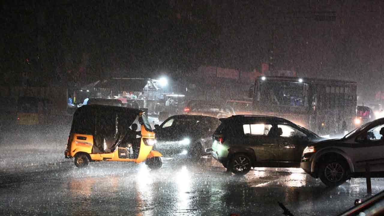 Hyderabad Heavy Rains: హైదరాబాద్‌ను ముంచెత్తిన భారీ వర్షం..