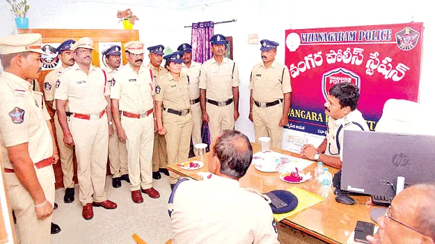 నిష్పక్షపాతంగా విధులు నిర్వహించాలి