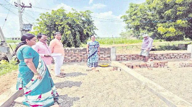 మినీ గోకులాలను త్వరగా పూర్తి చేసుకోవాలి