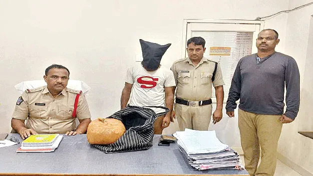 గంజాయితో స్మగ్లర్‌ అరెస్టు 