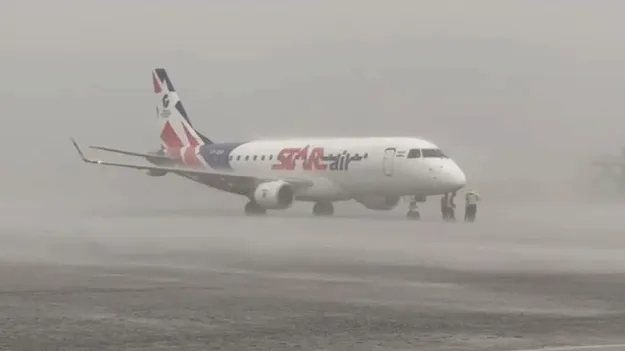 వర్షంతో విమానంలోనే ప్రయాణికులు