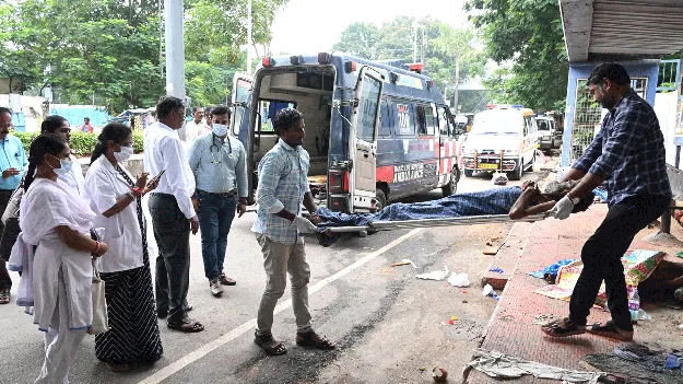 ఆ ముగ్గురూ ఆస్పత్రికి