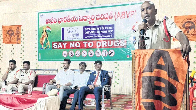 మత్తు పదార్థాలకు దూరంగా ఉండాలి