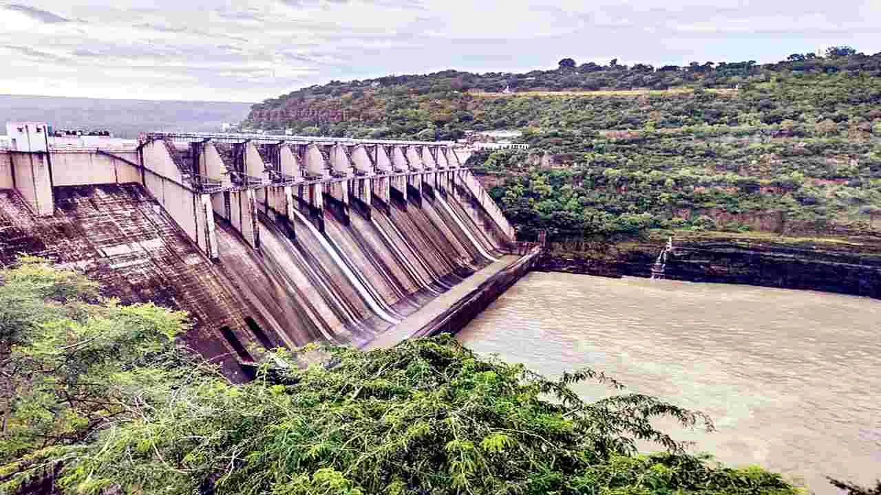 శ్రీశైలం డ్యాం గేట్లు మూసివేత