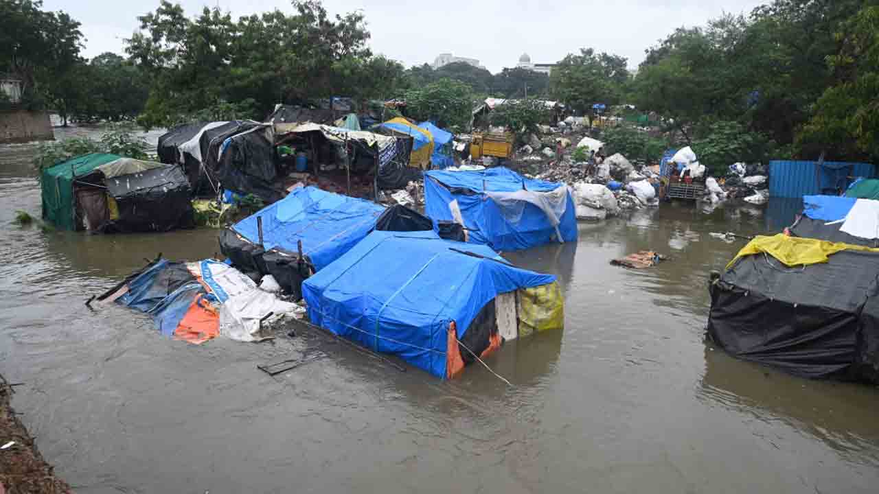Flood Hits MGBS: హైదరాబాద్‌లో భారీ వర్షాలు.. జలదిగ్బంధంలో ఎమ్‌జీబీఎస్‌.. 