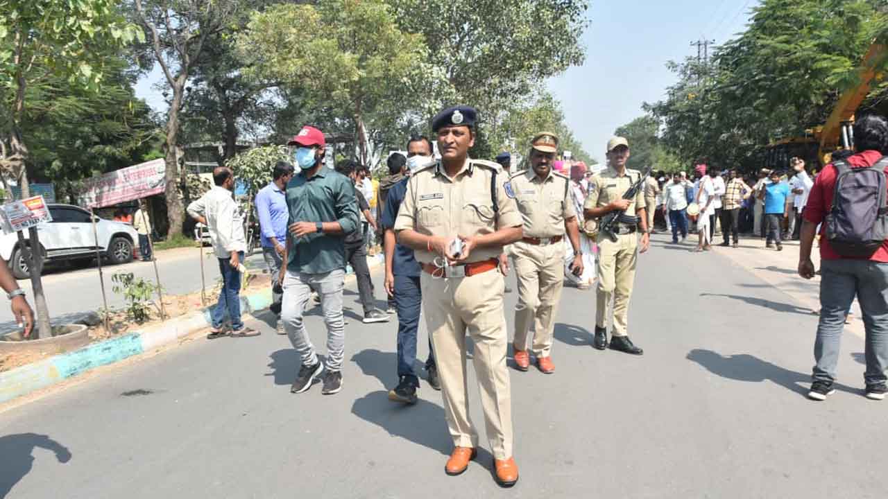 Ande Sri Final Rites:  ప్రభుత్వ లాంఛనాలతో కవి అందెశ్రీ అంత్యక్రియలు.. పాడె మోసిన ముఖ్యమంత్రి రేవంత్..