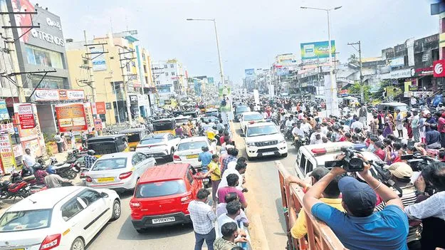 నడిరోడ్డుపై జగన్‌ షో!