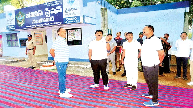 ప్రజలతో స్నేహపూర్వకంగా నడుచుకోవాలి 