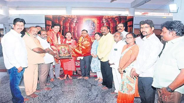 నూకాంబికను దర్శించుకున్న దక్షిణ కోస్తా రైల్వేజోన్‌ జీఎం