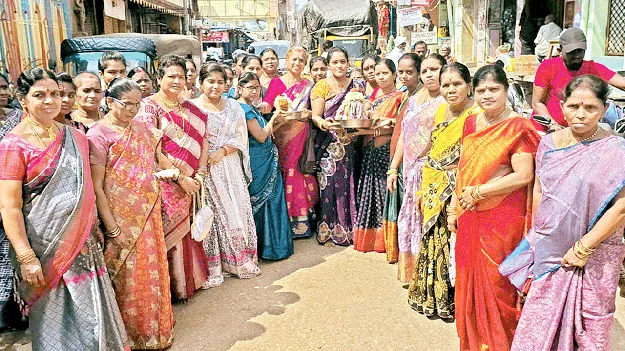 వైభవంగా గౌరమ్మ నిమజ్జనం 