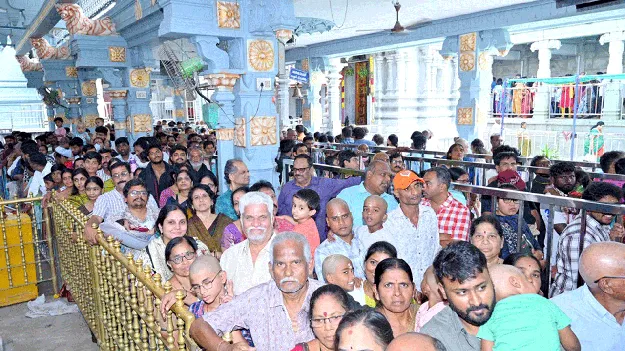 వరసిద్ధుడి దర్శనానికి 4 గంటలు