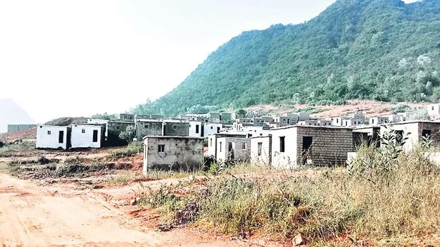 పేదల ఇళ్ల లేఅవుట్లలో దొంగలు