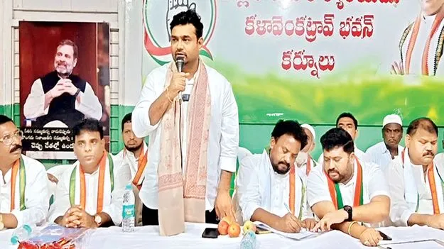 దేశం రాహుల్‌ నాయకత్వాన్ని కోరుతుంది 