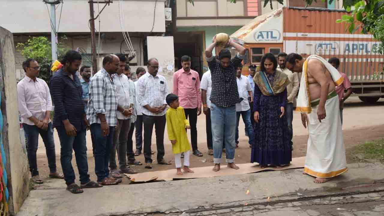 Dasara Celebrations In Andhrajyothi Press Office: దసరా వేడుకలు.. వేమూరి ఆదిత్య దంపతులు ప్రత్యేక పూజలు