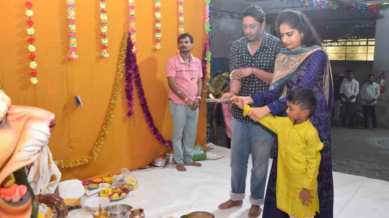 Dasara Celebrations In Andhrajyothi Press Office: దసరా వేడుకలు.. వేమూరి ఆదిత్య దంపతులు ప్రత్యేక పూజలు