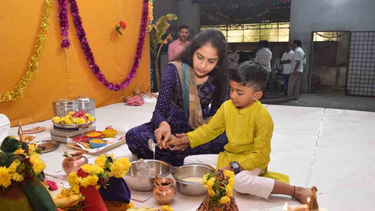 Dasara Celebrations In Andhrajyothi Press Office: దసరా వేడుకలు.. వేమూరి ఆదిత్య దంపతులు ప్రత్యేక పూజలు