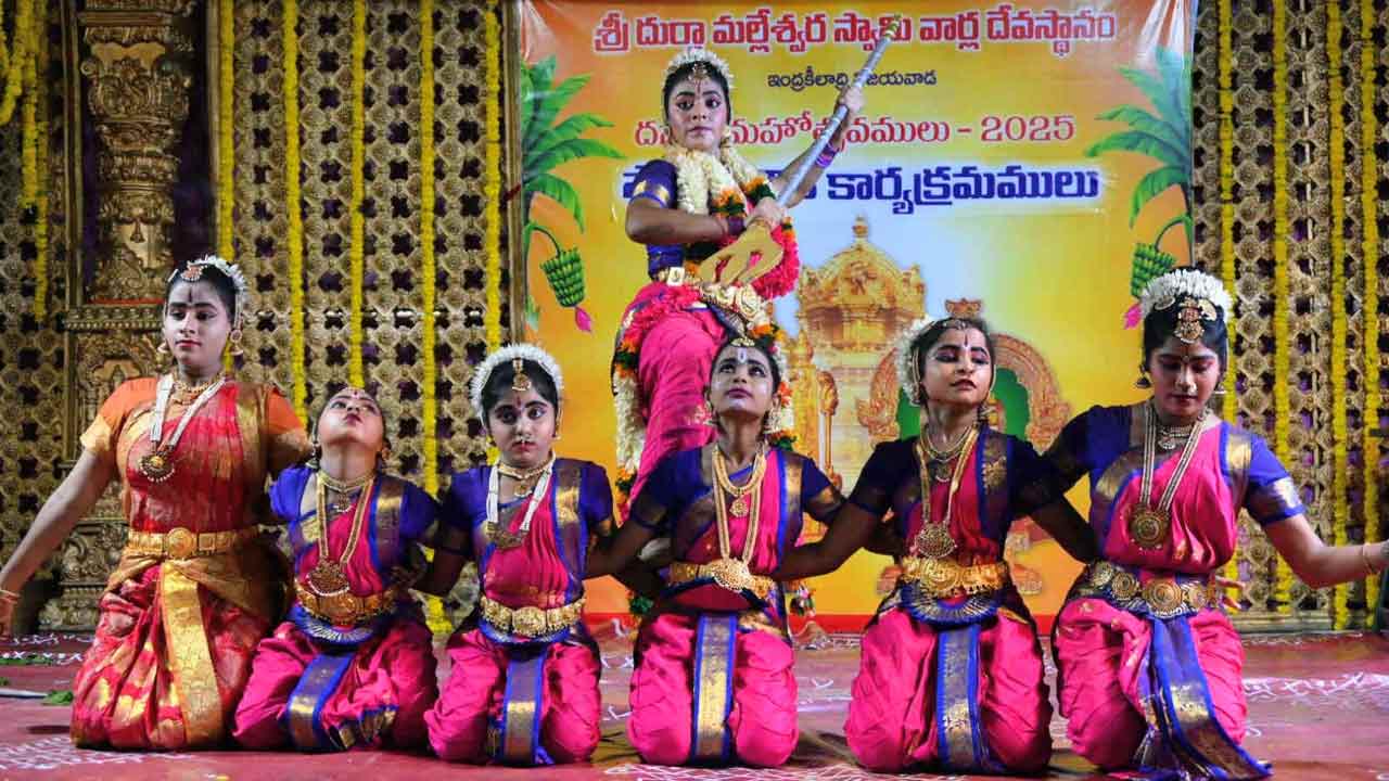 Sharan Navaratri Mahotsavam On Indrakiladri: శరన్నవరాత్రి మహోత్సవాలు.. శ్రీదుర్గాదేవిని దర్శించేందుకు పోటెత్తిన భక్తులు..