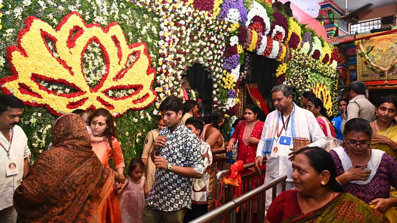 Sharan Navaratri Mahotsavam On Indrakiladri: శరన్నవరాత్రి మహోత్సవాలు.. శ్రీదుర్గాదేవిని దర్శించేందుకు పోటెత్తిన భక్తులు..