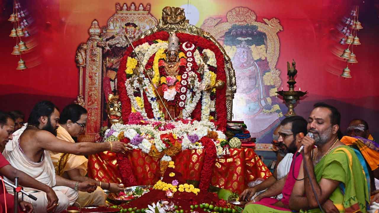 Sharan Navaratri Mahotsavam On Indrakiladri: శరన్నవరాత్రి మహోత్సవాలు.. శ్రీదుర్గాదేవిని దర్శించేందుకు పోటెత్తిన భక్తులు..