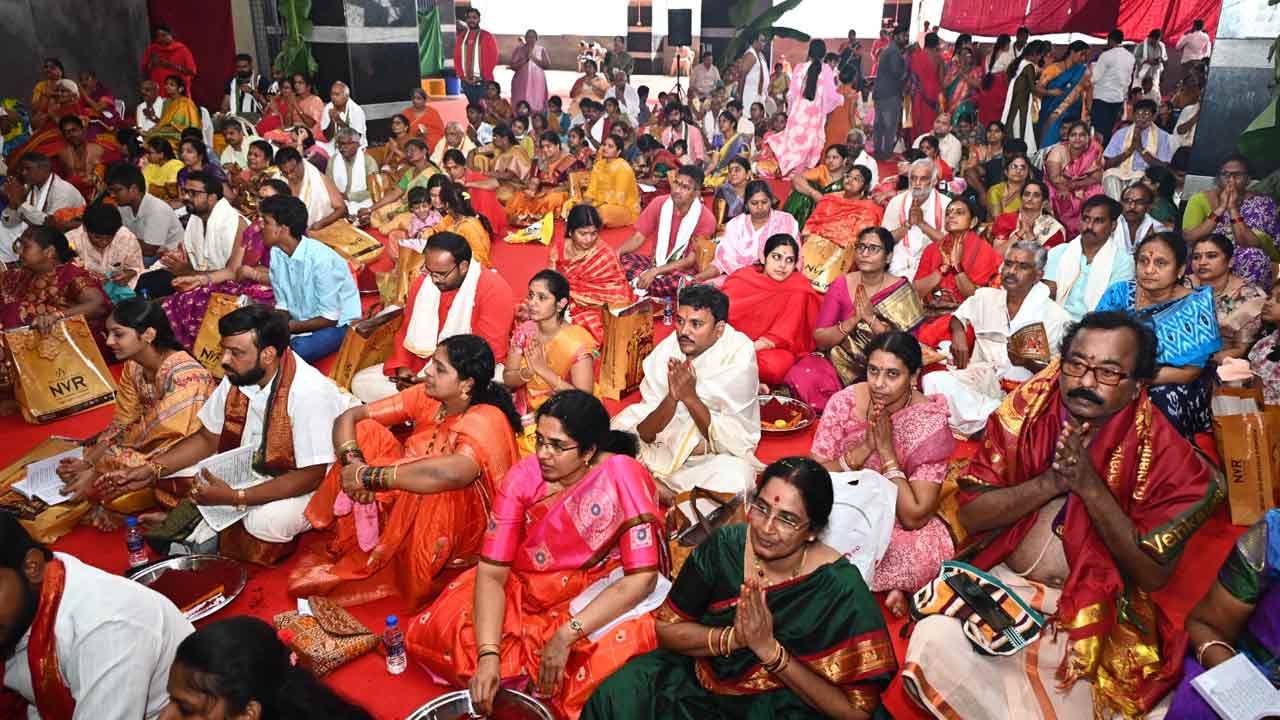 Sharan Navaratri Mahotsavam On Indrakiladri: శరన్నవరాత్రి మహోత్సవాలు.. శ్రీదుర్గాదేవిని దర్శించేందుకు పోటెత్తిన భక్తులు..