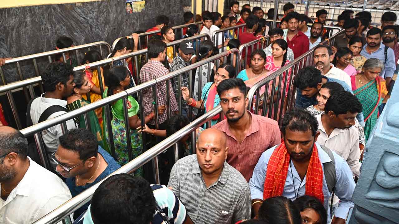 Sharan Navaratri Mahotsavam On Indrakiladri: శరన్నవరాత్రి మహోత్సవాలు.. శ్రీదుర్గాదేవిని దర్శించేందుకు పోటెత్తిన భక్తులు..