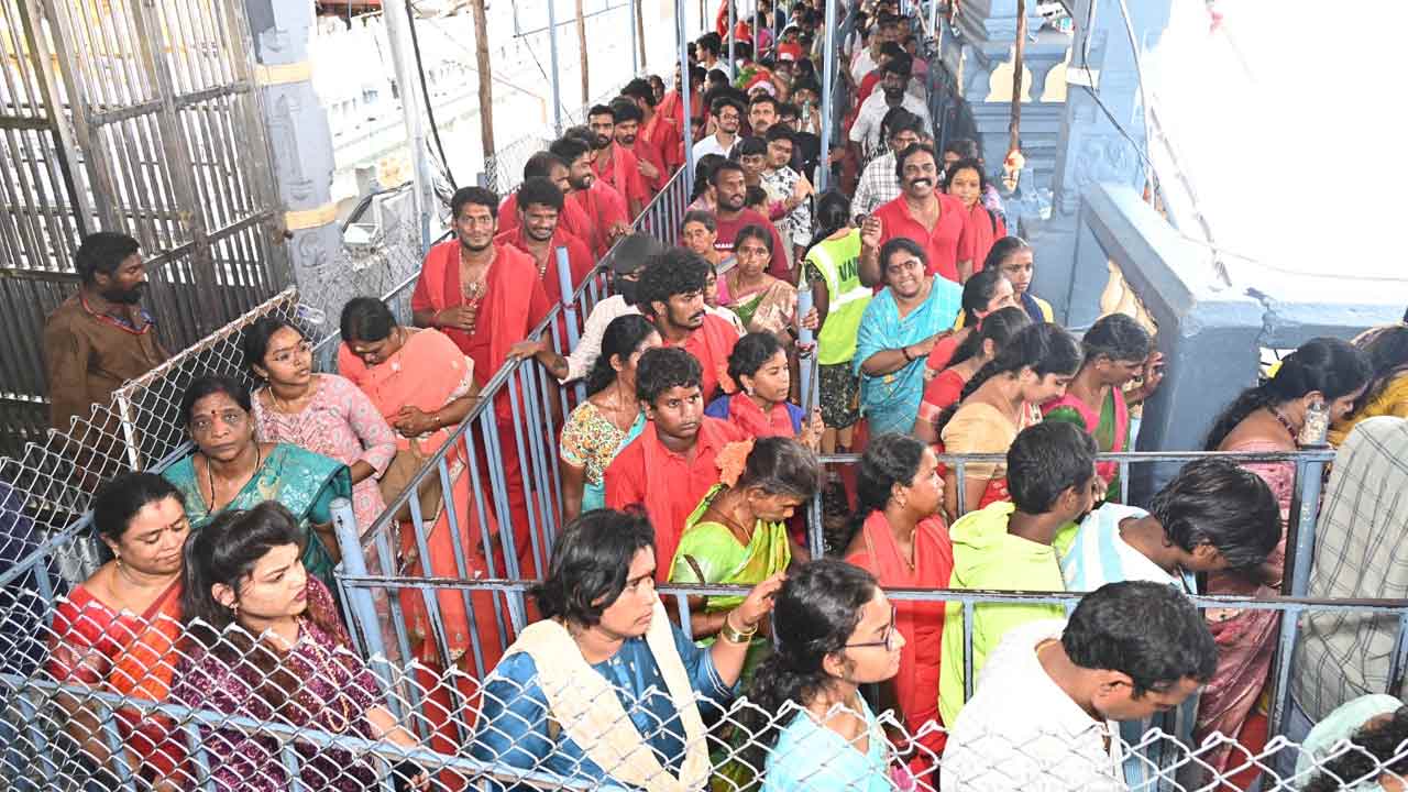 Sharan Navaratri Mahotsavam On Indrakiladri: శరన్నవరాత్రి మహోత్సవాలు.. శ్రీదుర్గాదేవిని దర్శించేందుకు పోటెత్తిన భక్తులు..