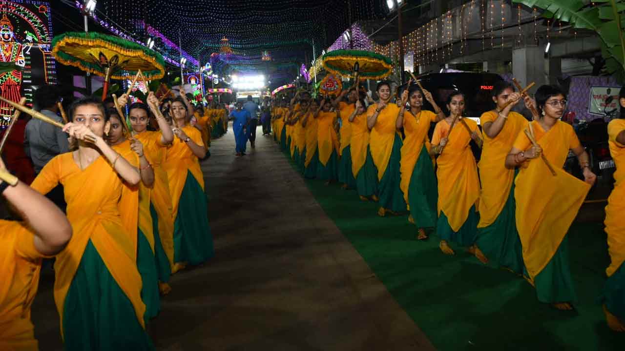 Sharan Navaratri Mahotsavam On Indrakiladri: శరన్నవరాత్రి మహోత్సవాలు.. శ్రీదుర్గాదేవిని దర్శించేందుకు పోటెత్తిన భక్తులు..