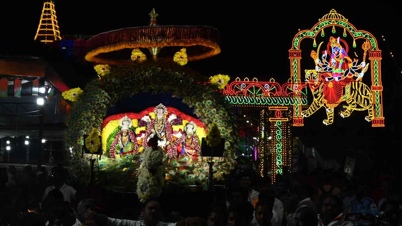 Sharan Navaratri Mahotsavam On Indrakiladri: శరన్నవరాత్రి మహోత్సవాలు.. శ్రీదుర్గాదేవిని దర్శించేందుకు పోటెత్తిన భక్తులు..