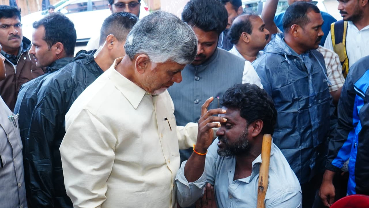 CM Chandrababu: తుఫాన్ బాధితులను పరామర్శించిన సీఎం చంద్రబాబు