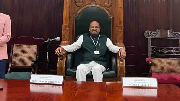 సభకు రానివాళ్లు ఎమ్మెల్యేలుగా ఎందుకు? 