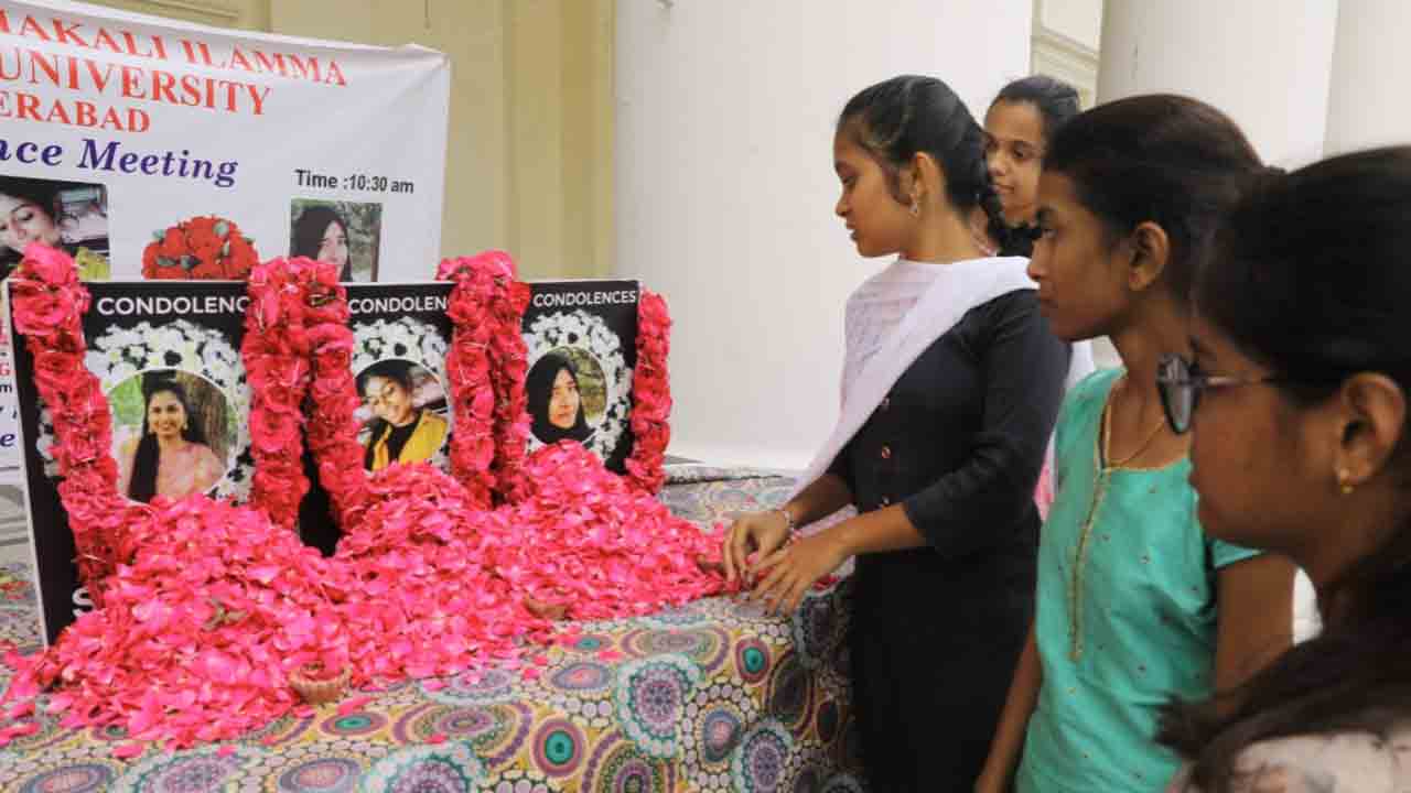 Chevvella Bus Tipper Truck Collision: బస్సును ఢీకొట్టిన టిప్పర్.. మృతి చెందిన విద్యార్థులకు ఘన నివాళి