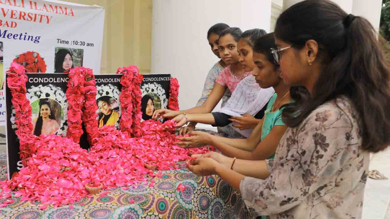 Chevvella Bus Tipper Truck Collision: బస్సును ఢీకొట్టిన టిప్పర్.. మృతి చెందిన విద్యార్థులకు ఘన నివాళి