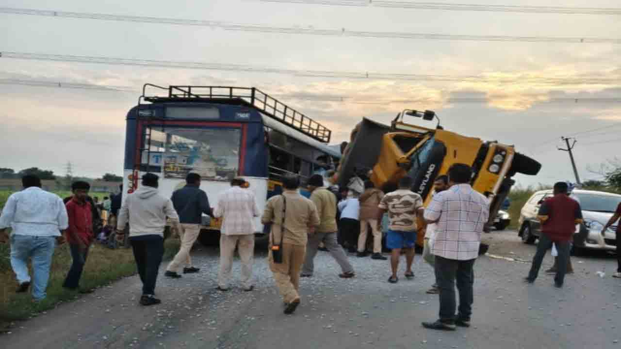 Chevvella Bus Tipper Truck Collision: బస్సును ఢీకొట్టిన టిప్పర్.. మృతి చెందిన విద్యార్థులకు ఘన నివాళి
