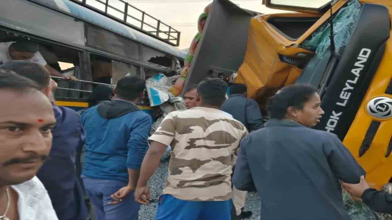 Chevvella Bus Tipper Truck Collision: బస్సును ఢీకొట్టిన టిప్పర్.. మృతి చెందిన విద్యార్థులకు ఘన నివాళి
