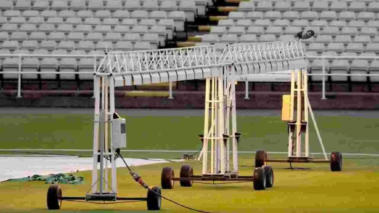 Adelaid Oval Pitch: ఆస్ట్రేలియాతో రెండో వన్డే.. యూవీ లైట్స్‌తో పిచ్‌ను ఆరబెట్టి.. 