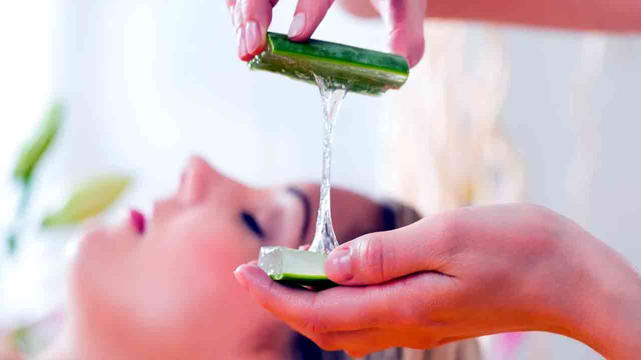 Aloe Vera Health Tips: రాత్రి పడుకునే ముందు కలబందను ముఖానికి రాసుకుంటే.. ఏమవుతుందో తెలుసా..