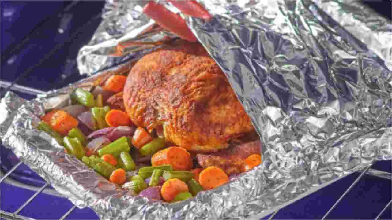 Food in Aluminum Foil: అల్యూమినియం ఫాయిల్‌లో ప్యాక్ చేసిన ఫుడ్ తింటున్నారా? ఈ షాకింగ్ విషయాలు తెలుసుకోండి.!