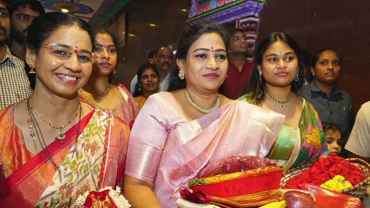 Sharannavaratri Celebrations: దుర్గమ్మ సేవలో హోంమంత్రి అనిత