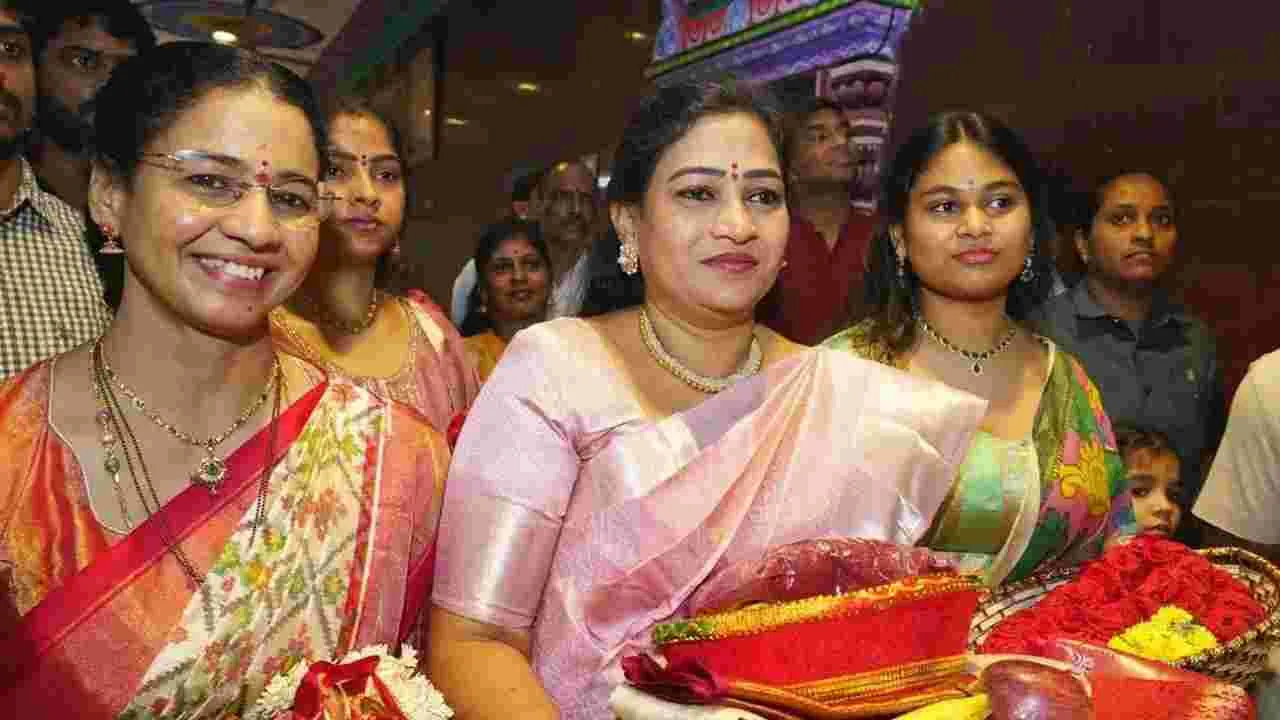 Navaratri 2025: దుర్గమ్మను దర్శించుకున్న హోంమంత్రి.. ఏర్పాట్లపై ఏమన్నారంటే